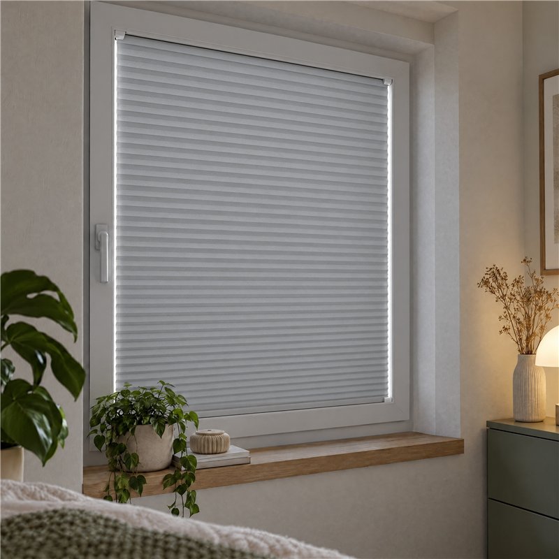 Verdunkelungsplissee Elvario nach Maß am Fenster Verdunkelungsplissee Elvario nach Maß am Fenster