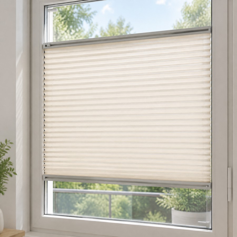 Smart Plissee mit Profilen in Grau matt am Fenster mit Blick auf den Balkon