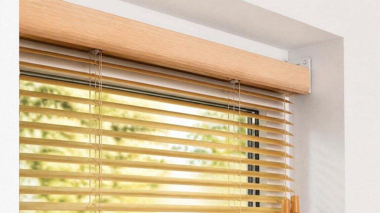 Standardmaß am Fenster mit passender Abdeckung prüfen